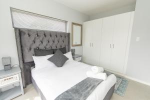 Ένα ή περισσότερα κρεβάτια σε δωμάτιο στο Cozy Apartment Near The Airport