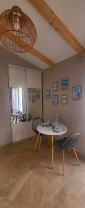 a room with a table and chairs and a ceiling at L'escale de Courçon in Courçon +10 photos