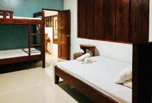 Bantaoay的住宿－RedDoorz Hostel @ Deomar Hometel & Farm Cafe Ilocos Sur，客房设有两张双层床和电话。