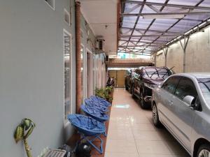 un corridoio con sedie blu in un garage di SMAN House powered by Cocotel a Bekasi