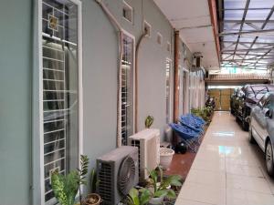 un corridoio con auto parcheggiate in un garage di SMAN House powered by Cocotel a Bekasi