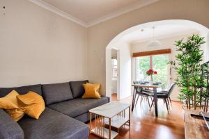 ein Wohnzimmer mit einem Sofa und einem Tisch in der Unterkunft 2 Bedroom Apartment Newtown Near to Shops 2 in Sydney