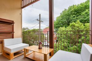 Un balcón con una silla blanca y una mesa. en 2 Bedroom Apartment Newtown Near to Shops 2 en Sídney