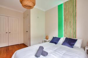 1 dormitorio con 1 cama blanca grande con almohadas azules en 2 Bedroom Apartment Newtown Near to Shops 2 en Sídney