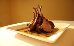 um pedaço de carne num prato numa mesa em Macaluso's at the Lantern Lodge em Jim Thorpe