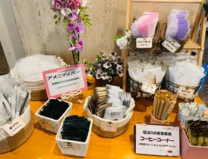 una mesa cubierta con muchos tipos diferentes de flores en Hotel Machida Villa, en Machida