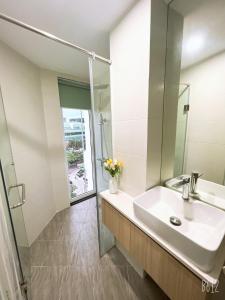 y baño con lavabo y espejo. en Tglobal Apartment 204 Trần Duy Hưng en Hanói