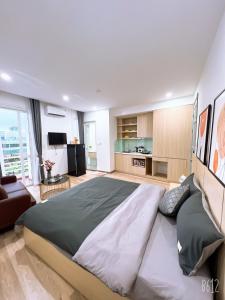 1 dormitorio grande con 1 cama grande y cocina en Tglobal Apartment 204 Trần Duy Hưng en Hanói