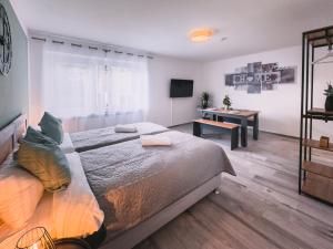 1 dormitorio con 1 cama grande y escritorio en ImmoStay #6 - Ferienhaus 4 Zimmer für 8 Personen, WiFi & Zentrum Bremen en Bremen