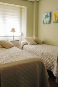 バニェレス・デ・マリオラにあるEl Teularのベッドルーム1室(ベッド2台、窓付)