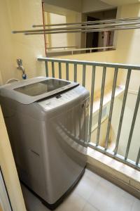 Un lave-linge est installé à côté d'un escalier. dans l'établissement Coral BnB Premium 2 BHK Apartment - 5 km from Dabolim Airport, à Vasco Da Gama