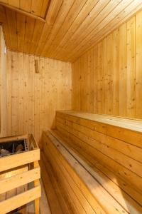 una sauna de madera vacía con paredes y techos de madera en Coral BnB Premium 2 BHK Apartment - 5 km from Dabolim Airport, en Vasco Da Gama