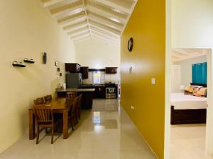 Η κουζίνα ή μικρή κουζίνα στο Jhadano 3br Pool & Gym Free Shuttle Washer, Dryer