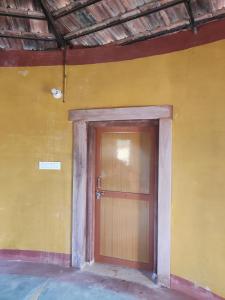 una puerta en el lateral de un edificio amarillo en Jodhpur Farms en Jodhpur