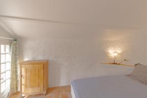 Ένα ή περισσότερα κρεβάτια σε δωμάτιο στο La petite maison de Pompiac