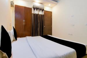 Posteľ alebo postele v izbe v ubytovaní Hotel Royal Red Rohini Sector 23