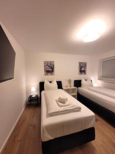 1 Schlafzimmer mit 2 Betten und einem Flachbild-TV in der Unterkunft Winterberg Appartement 21126 in Winterberg
