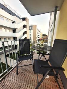 einen Balkon mit einem Glastisch und Stühlen auf einem Gebäude in der Unterkunft Winterberg Appartement 21126 in Winterberg