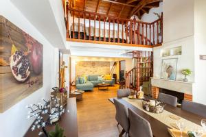 een woonkamer met een tafel en stoelen en een trap bij Lito's Central Gem - Cozy Dream Getaway in Kalamata +22 foto's