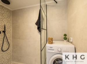 Ένα μπάνιο στο Théa Lassi 2 bedroom apartment, Garden level +22 φωτογραφίες