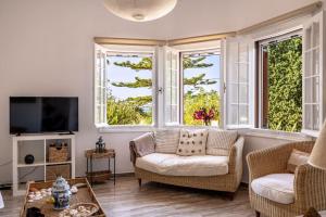 Μια τηλεόραση ή/και κέντρο ψυχαγωγίας στο Théa Lassi 2 bedroom apartment, Garden level