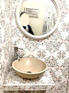 bagno con lavandino e specchio di Confortables location familiale vue sur mer à Sidj Fredj a Staoueli