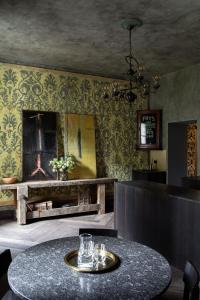 - une salle à manger avec une table et des verres dans l'établissement Villa Castelli, à Menaggio