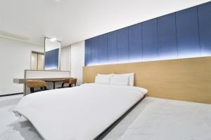 Кровать или кровати в номере Calm Rest Hotel Busan Sasang