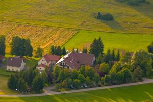 una vista aérea de una casa en un campo verde en Stahlecker Hof, en Lichtenstein