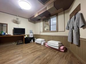 um quarto com um quarto com uma pilha de toalhas em Prince Motel em Busan