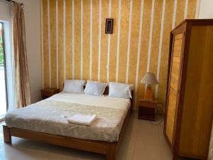 1 dormitorio con 1 cama con 2 toallas en Residence Hotel La Marsu, en Cap Skirring