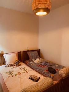 - une chambre avec un lit et une lampe dans l'établissement Cadzandkerkje, à Cadzand