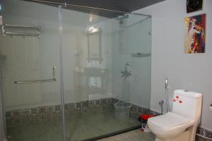 un bagno con doccia in vetro e WC di COCO CABANA a Palolem