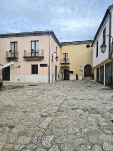 un patio de piedra en un edificio con 2 edificios en B&B Genti delle Alture, en Apice