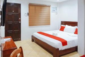 Krevet ili kreveti u jedinici u objektu RedDoorz at David's Travellers Inn Cavite