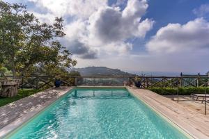 una piscina con vista sull'oceano di Villa Cartenì with 6 Bedrooms and Heated Pool a Massa Lubrense