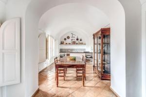 una cucina e una sala da pranzo con tavolo e sedie di Villa Cartenì with 6 Bedrooms and Heated Pool a Massa Lubrense