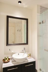 La salle de bains est pourvue d'un lavabo et d'un miroir. dans l'établissement Magnova Studios, à Istanbul