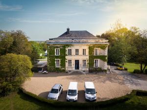 three cars parked in front of a large building at INSTITUT BOIS ROBERT in Bécon-les-Granits