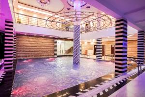 Bazén v ubytování HOTEL ALLISHAN !! Couple Friendly Hotel Near Science City !! nebo v jeho okolí