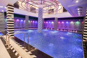 Bazén v ubytování HOTEL ALLISHAN !! Couple Friendly Hotel Near Science City !! nebo v jeho okolí