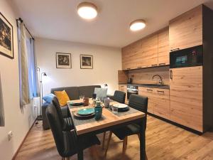 揚斯凱拉茲涅的住宿－Ludvíkova bouda，餐桌、椅子和厨房