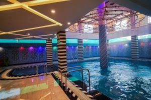 Bazén v ubytování HOTEL ALLISHAN !! Couple Friendly Hotel Near Science City !! nebo v jeho okolí