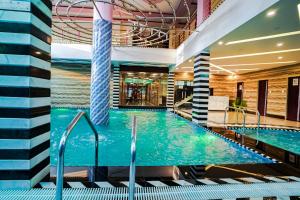 Bazén v ubytování HOTEL ALLISHAN !! Couple Friendly Hotel Near Science City !! nebo v jeho okolí