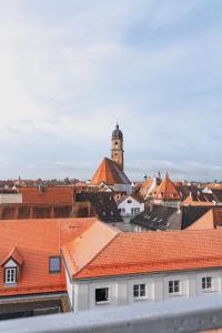 einen Blick auf die Dächer einer Stadt mit einem Uhrturm in der Unterkunft Mariandl am Berg in Amberg