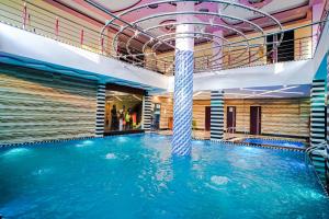 Bazén v ubytování HOTEL ALLISHAN !! Couple Friendly Hotel Near Science City !! nebo v jeho okolí