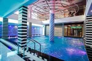 Bazén v ubytování HOTEL ALLISHAN !! Couple Friendly Hotel Near Science City !! nebo v jeho okolí