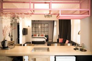 une cuisine et un salon avec une chambre en arrière-plan dans l'établissement Magnova Studios, à Istanbul