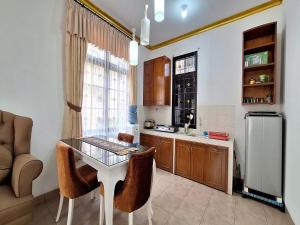 una piccola cucina con tavolo e frigorifero di Villa Kota Bunga A11-07 a Cikundul