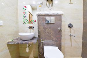 FabHotel Bohra International في جايبور: حمام مع مرحاض ومغسلة